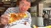 Un New-yorkais Mange Une Pizza De Style New York à Taïwan Pensez Pizza